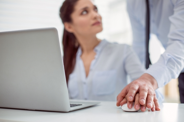 Aumento de casos de assédio sexual no trabalho acende alerta no país