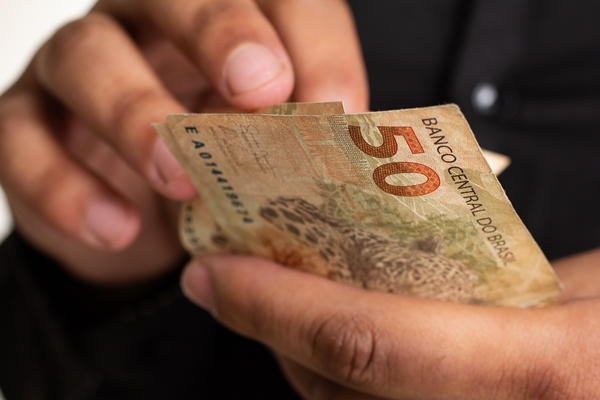 54% dos brasileiros vivem no limite do salário, mostra pesquisa