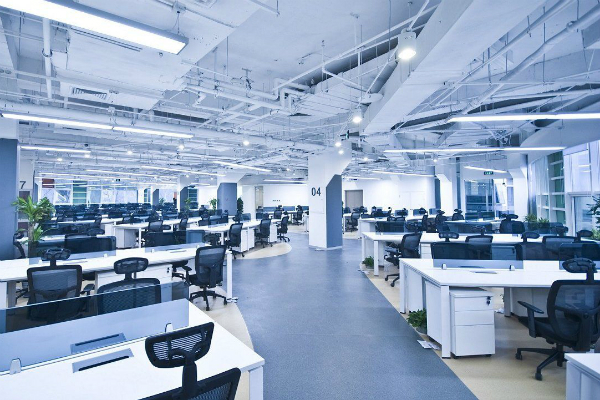 Como o ambiente pode influenciar a produtividade e o humor no trabalho?
