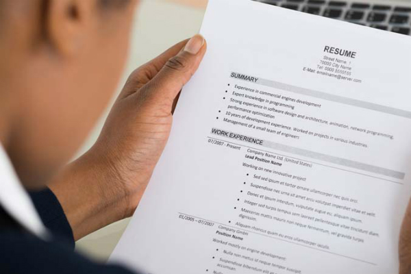 Especialista em recrutamento fala sobre a importância do CV atualizado