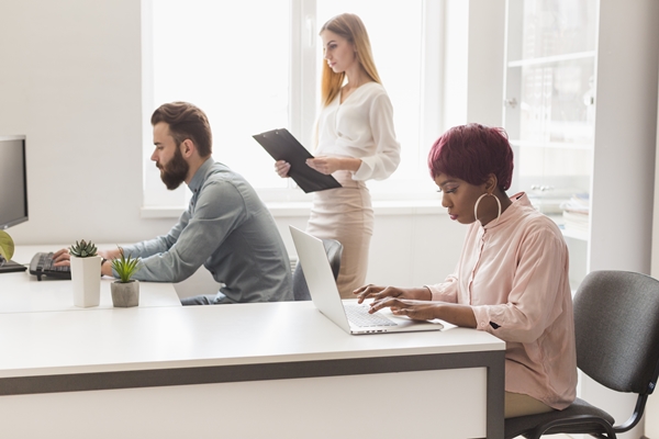 Três formas de as empresas motivarem os funcionários a retomarem o trabalho presencial