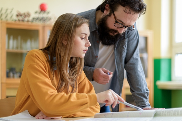 Claro une colaboradores voluntários e estudantes em programa de tutoria